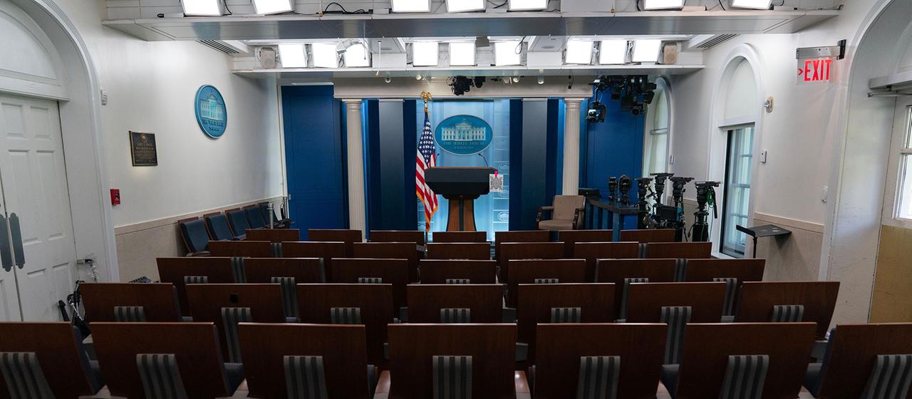 Blick in einen leeren Raum, der für Pressekonferenzen vorgesehen ist.