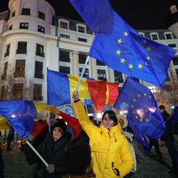 Menschen schwenken rumänische und EU-Flaggen während einer pro-europäischen Kundgebung