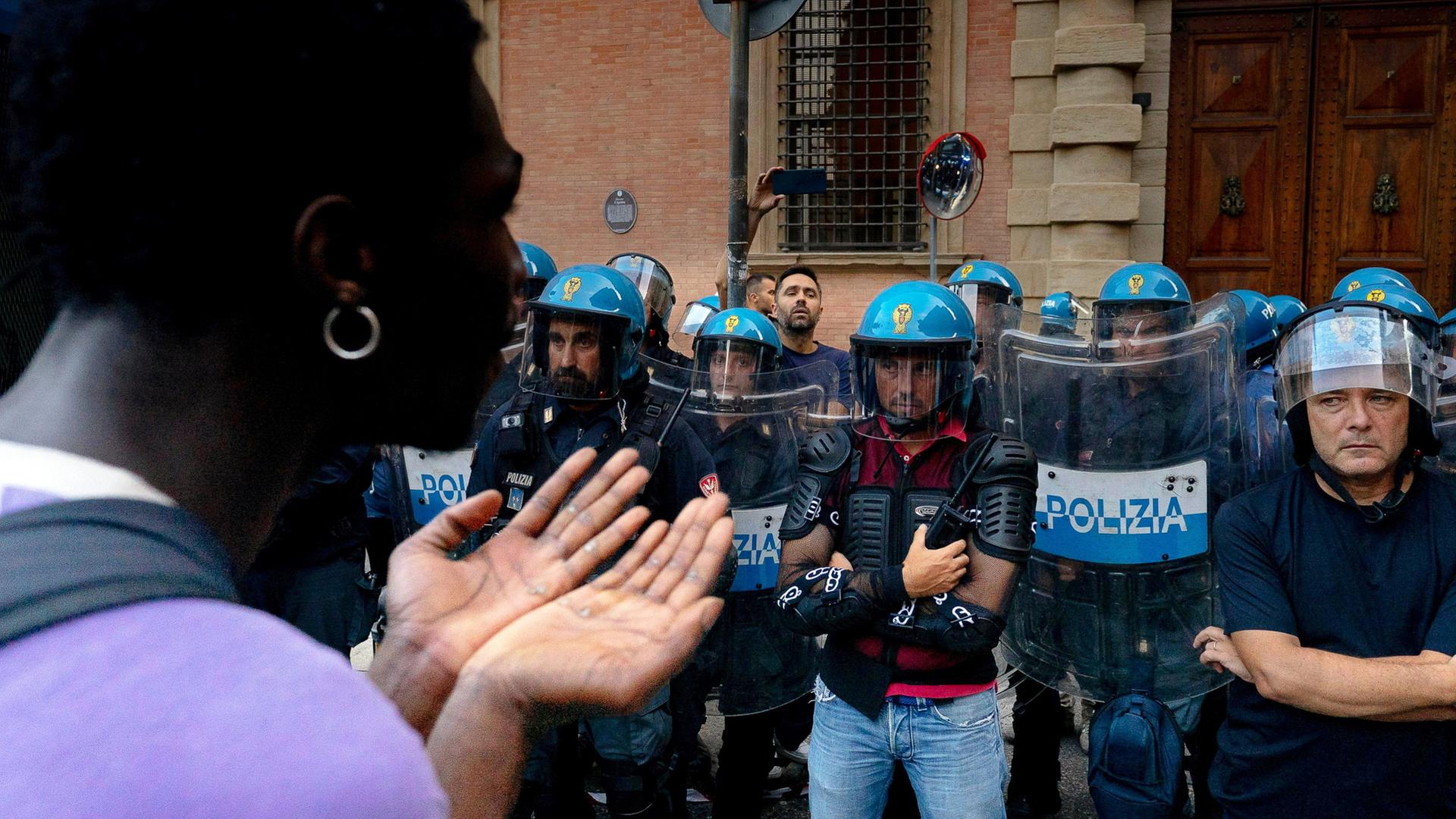 Ein Aktivist steht Sicherheitskräften in der Innenstadt von Bologna gegenüber. | Thomas Cavagna/JNA via ZUMA Pres