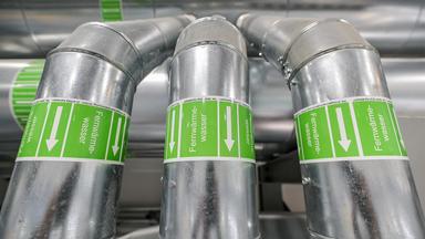 Leitungsrohre mit Fernwärmewasser.