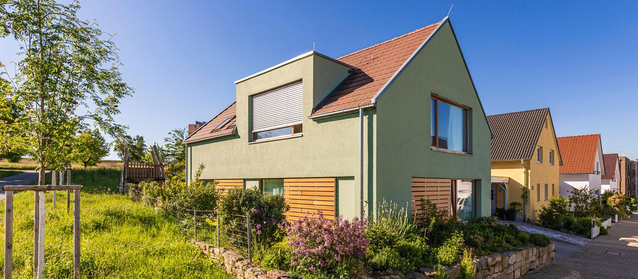 Blick auf eine neu gebautes Einfamilienhauses.