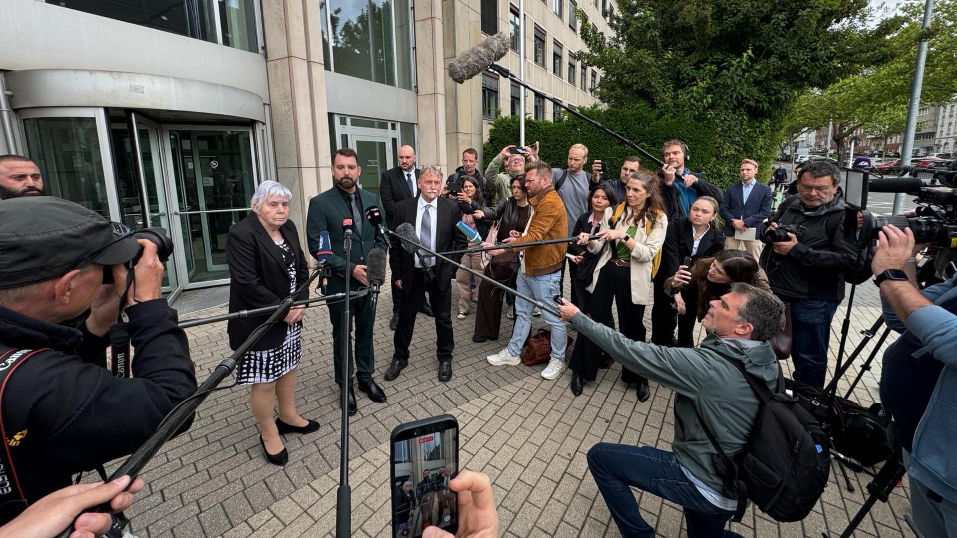 Kamerateams und Fotografen um Sparkassen-Opfer | Olaf Biernat/WDR