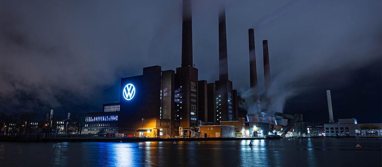 VW Stammwerk in Wolfsburg bei Nacht.