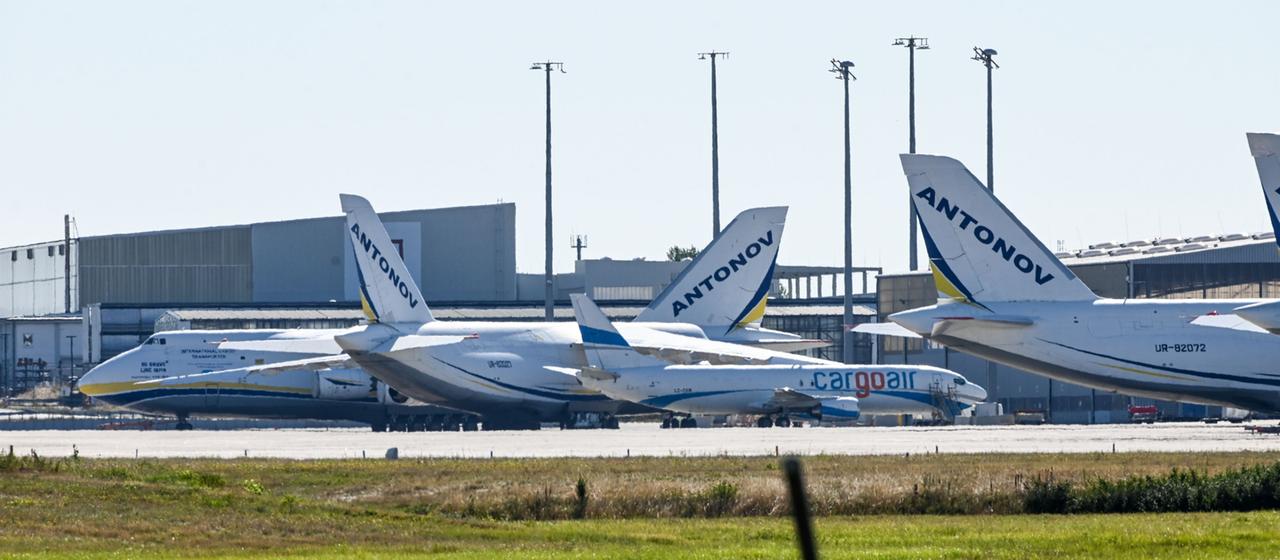 Ukrainische Antonov-Flugzeuge stehen am Flugplatz Leipzig/Halle.
