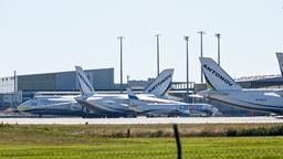 Ukrainische Antonov-Flugzeuge stehen am Flugplatz Leipzig/Halle.