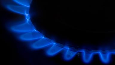 Gasflamme brennt auf einem Herd