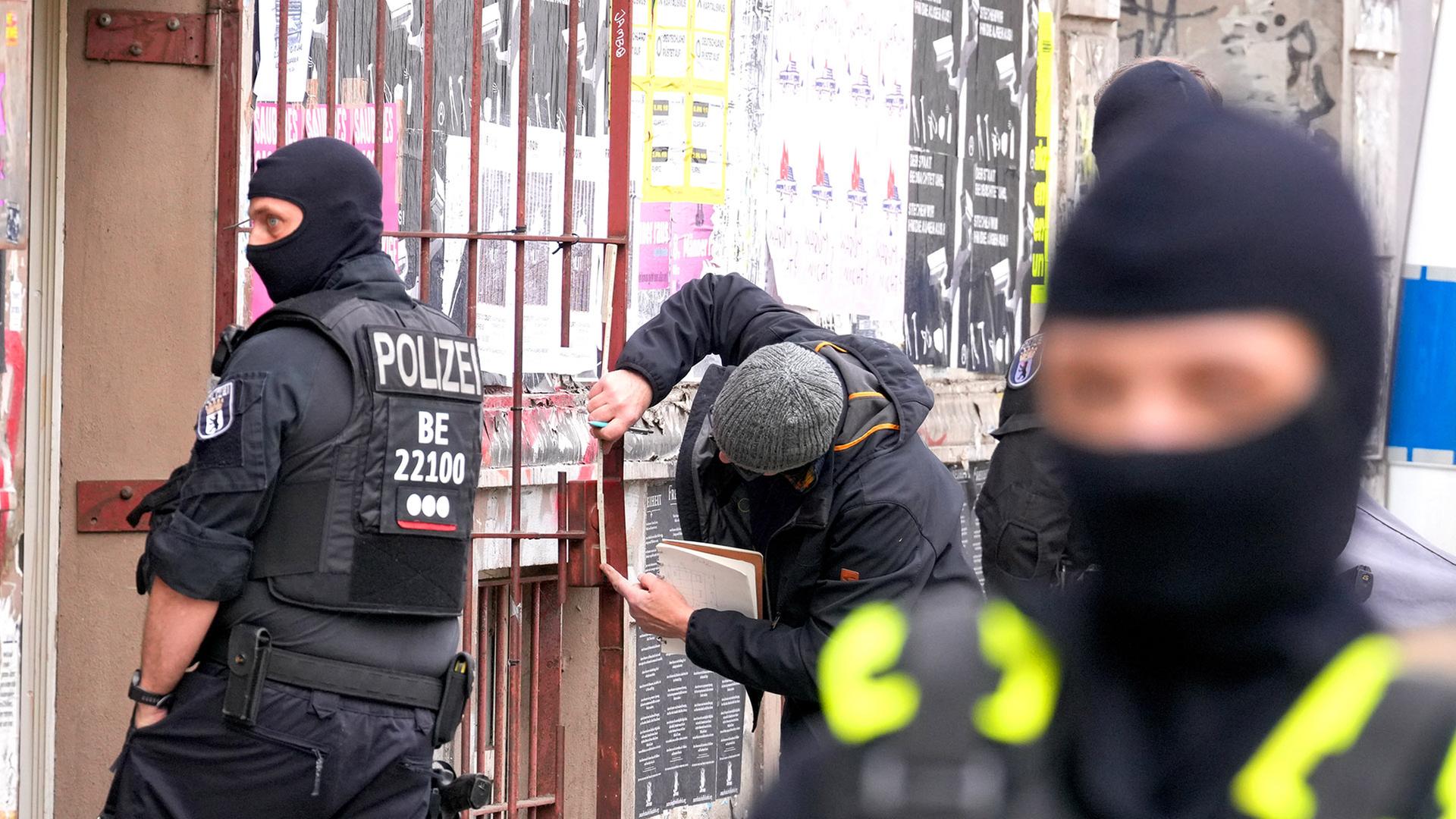 Polizeibeamte am 24.03.2026 fÃ¼hren eine Razzia in Berlin durch.(Quelle:picture alliance/dpa/S.Stache) | picture alliance/dpa/S.Stache