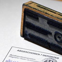 Der Schriftzug "Abgeschoben/Deported" auf einem Stempelbild der Bundespolizei