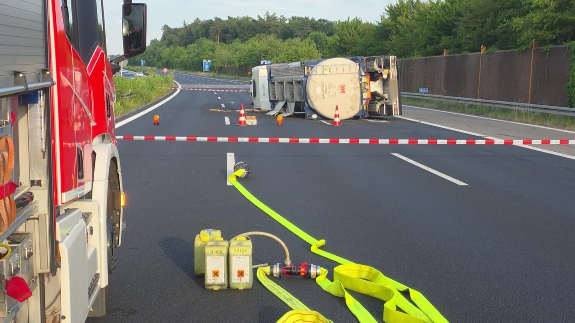 A8高速道路で危険物積載トラック転倒—ベルリン方面への迂回ルート確認を