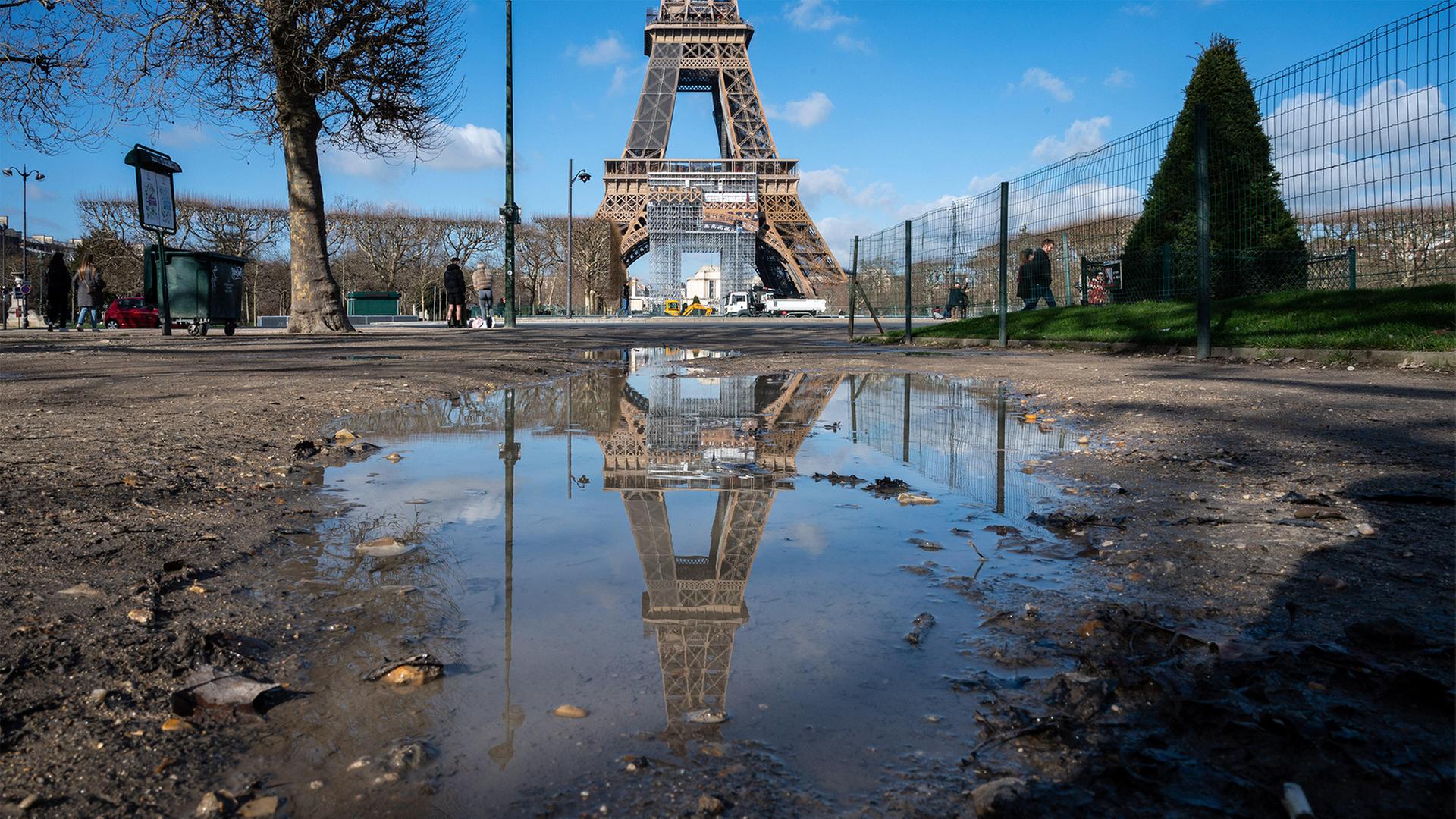 Der Eiffelturm gespiegelt in einer Pfütze. | picture alliance / Hans Lucas