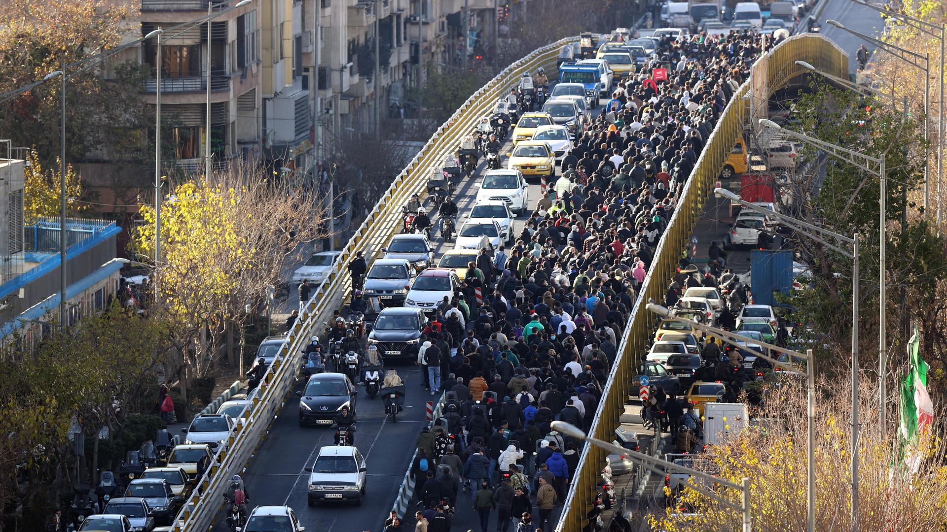 Demonstrierende in der iranischen Hauptstadt Teheran.  | EPA
