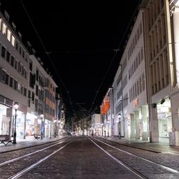 Menschenleere Fußgängerzone in Freiburg am Abend