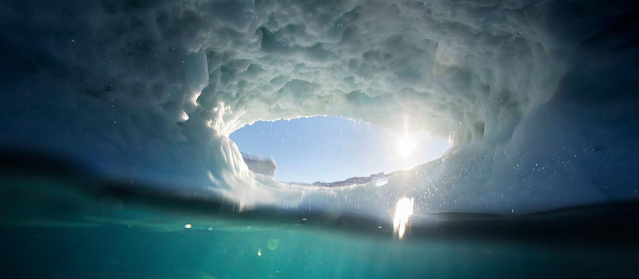 Fotografie aus dem Inneren eines Eisbergs 