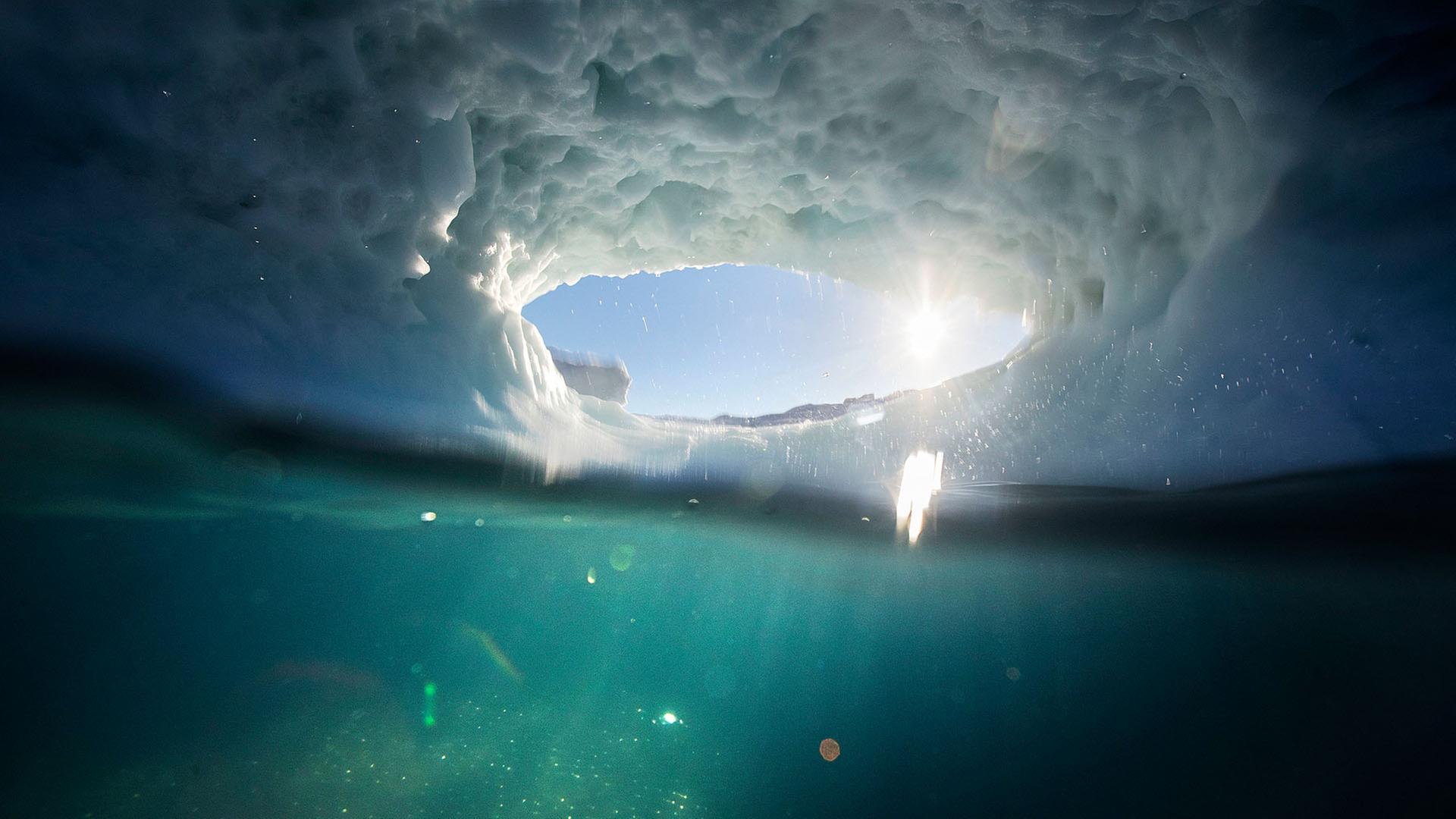 Fotografie aus dem Inneren eines Eisbergs  | AP
