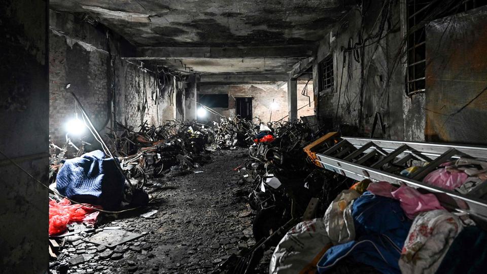 Blick auf den Schaden, den das Feuer im Appartement-Komplex in Hanoi angerichtet hat 