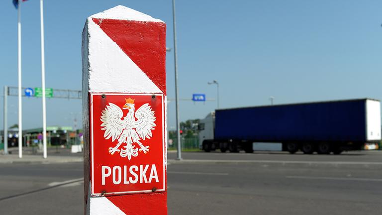 Ein Grenzpfosten ist an der ukrainisch-polnischen Grenze zu sehen.