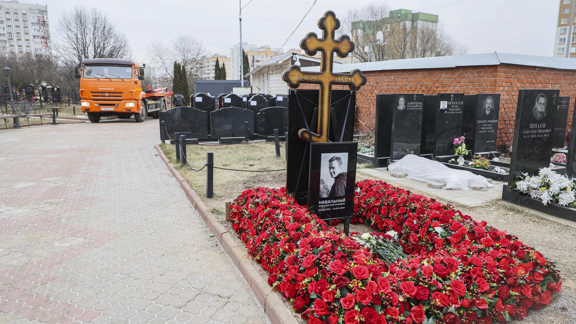 Auf dem Grab von Alexej Nawalny auf dem Borisowskoje-Friedhof in Moskau (Russland) liegen zahlreiche Blumen. | EPA