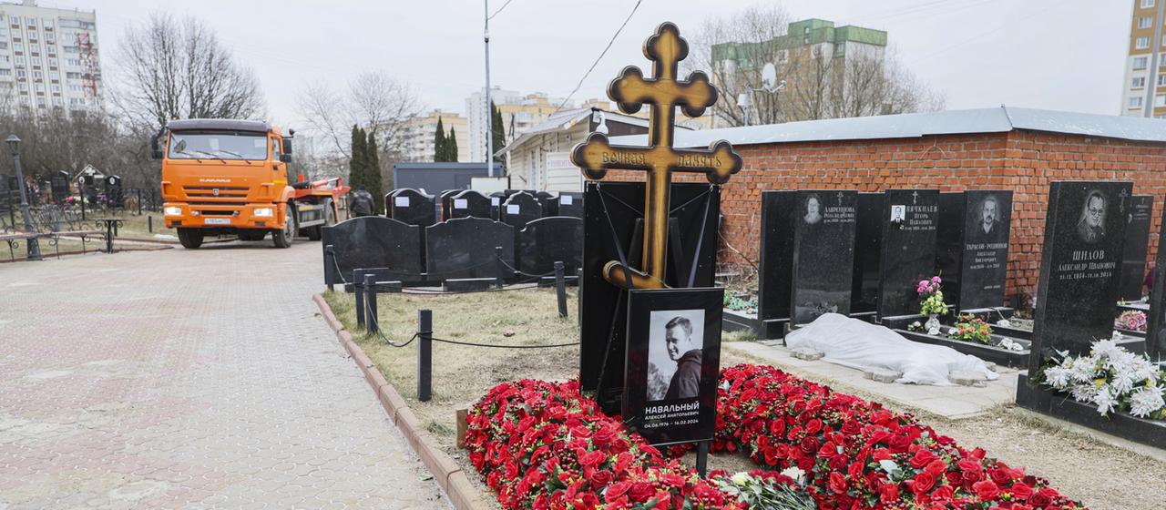 Auf dem Grab von Alexej Nawalny auf dem Borisowskoje-Friedhof in Moskau (Russland) liegen zahlreiche Blumen.