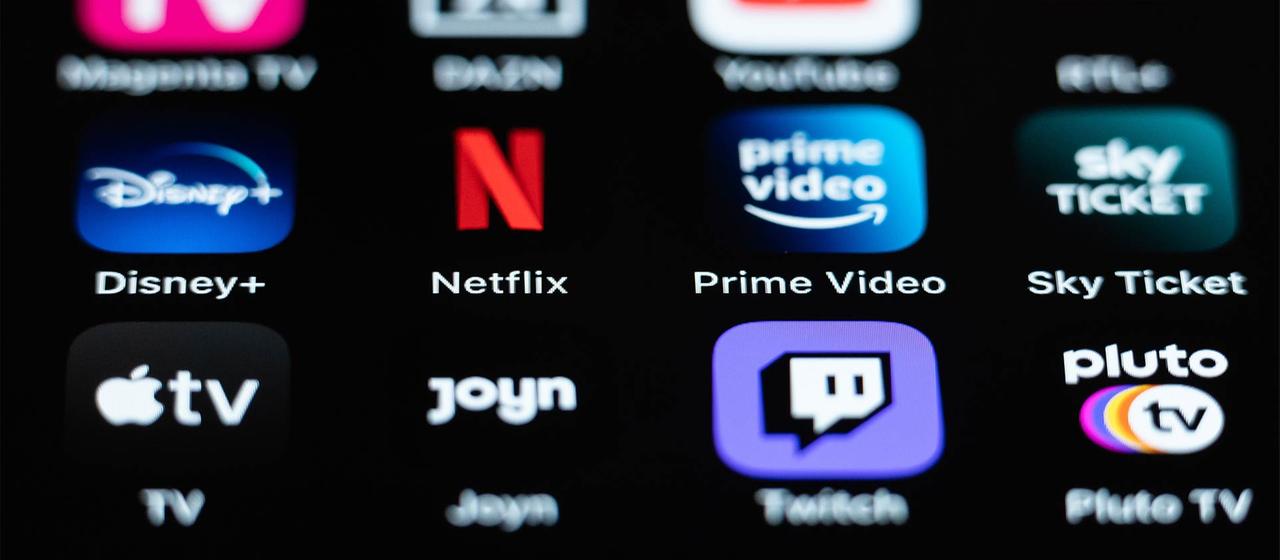 Streaming- und Plattform-Apps auf einem Smartphone-Display.