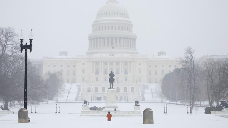 Blick auf das US-Kapitol in Washington, D.C. im Schneefall.