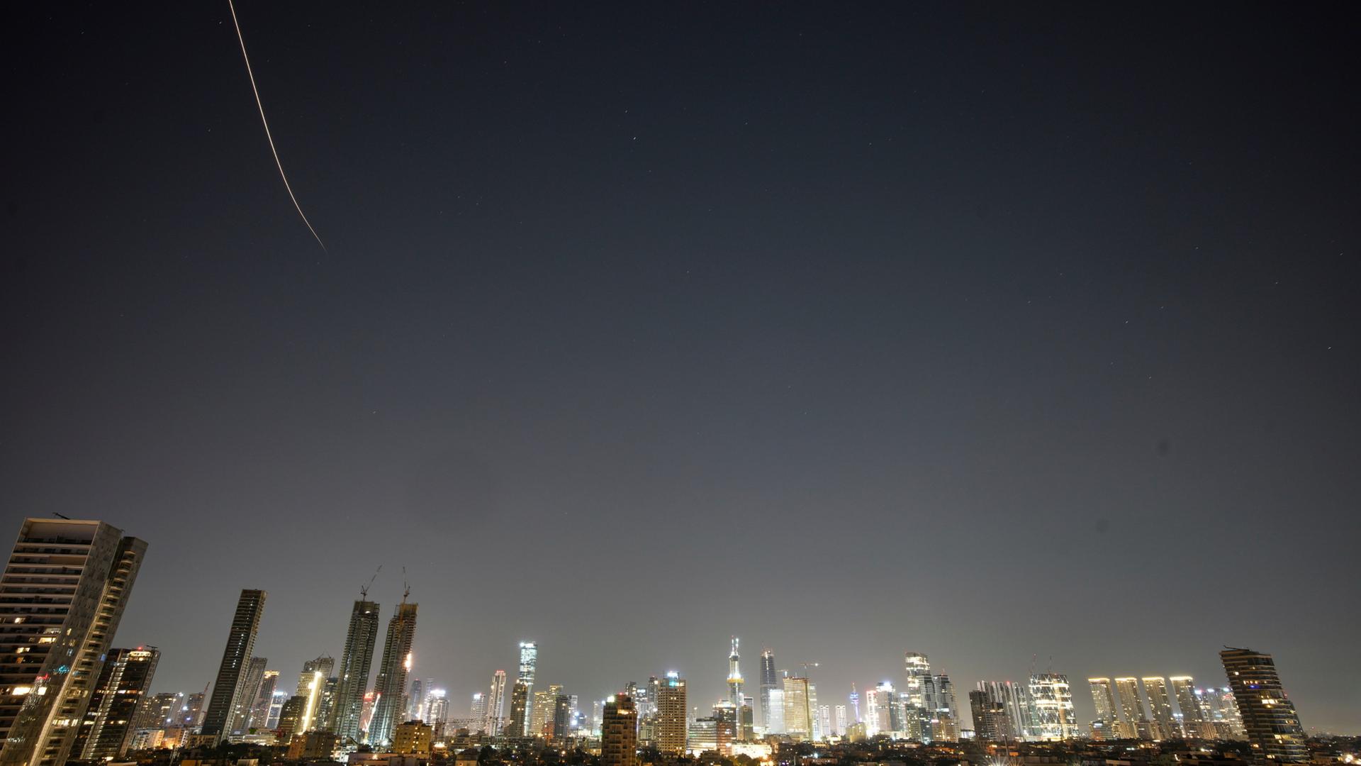 Vom Iran abgeschossene Raketen ziehen �ber den Himmel �ber Tel Aviv | Ohad Zwigenberg/AP/dpa