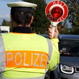 Beamte der Bundespolizei kontrollieren Fahrzeuge an der deutsch-dänischen Grenze.