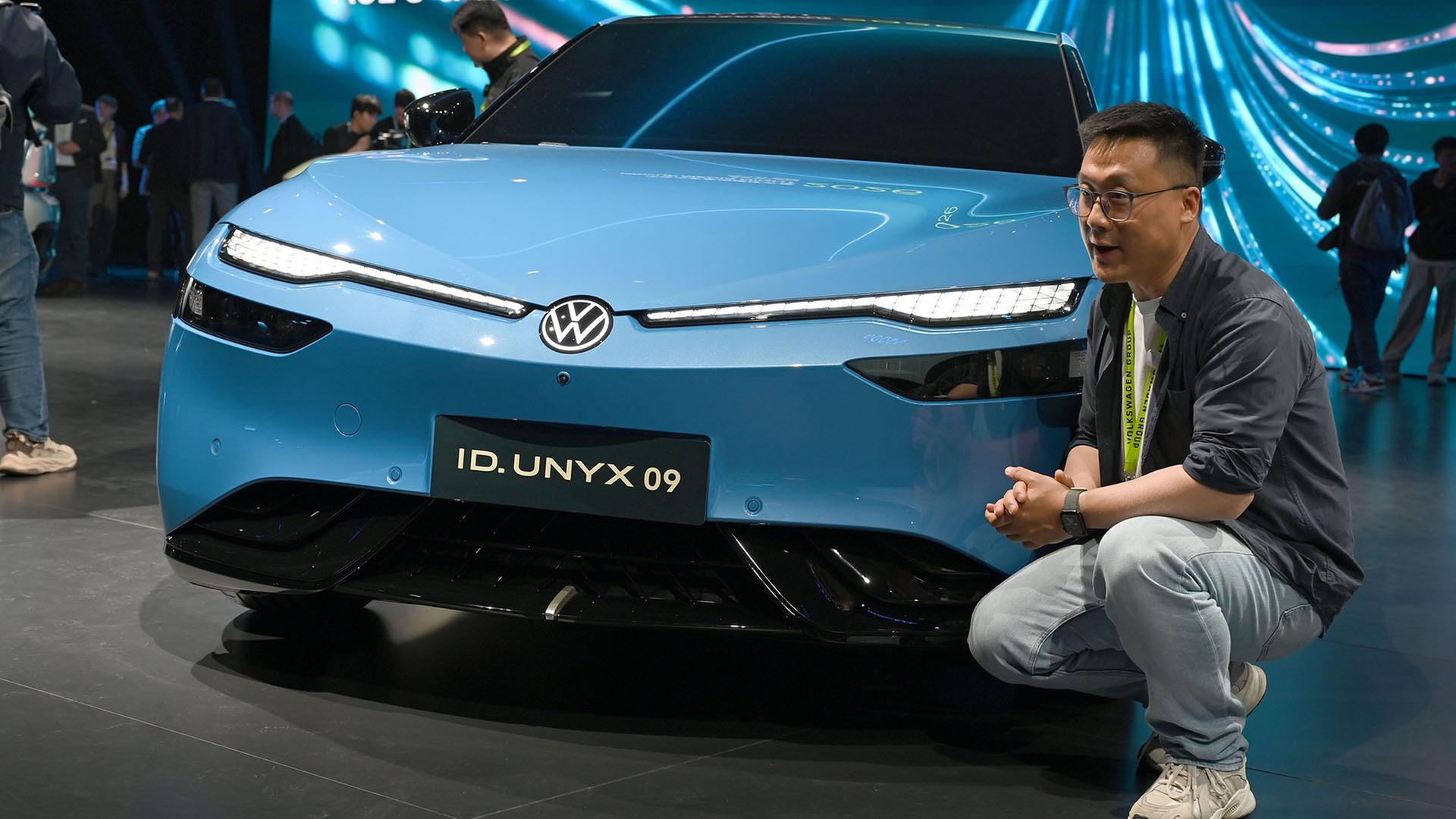 Ein VW-Fahrzeug steht auf einer Ausstellungsplattform. | Johannes Neudecker/dpa