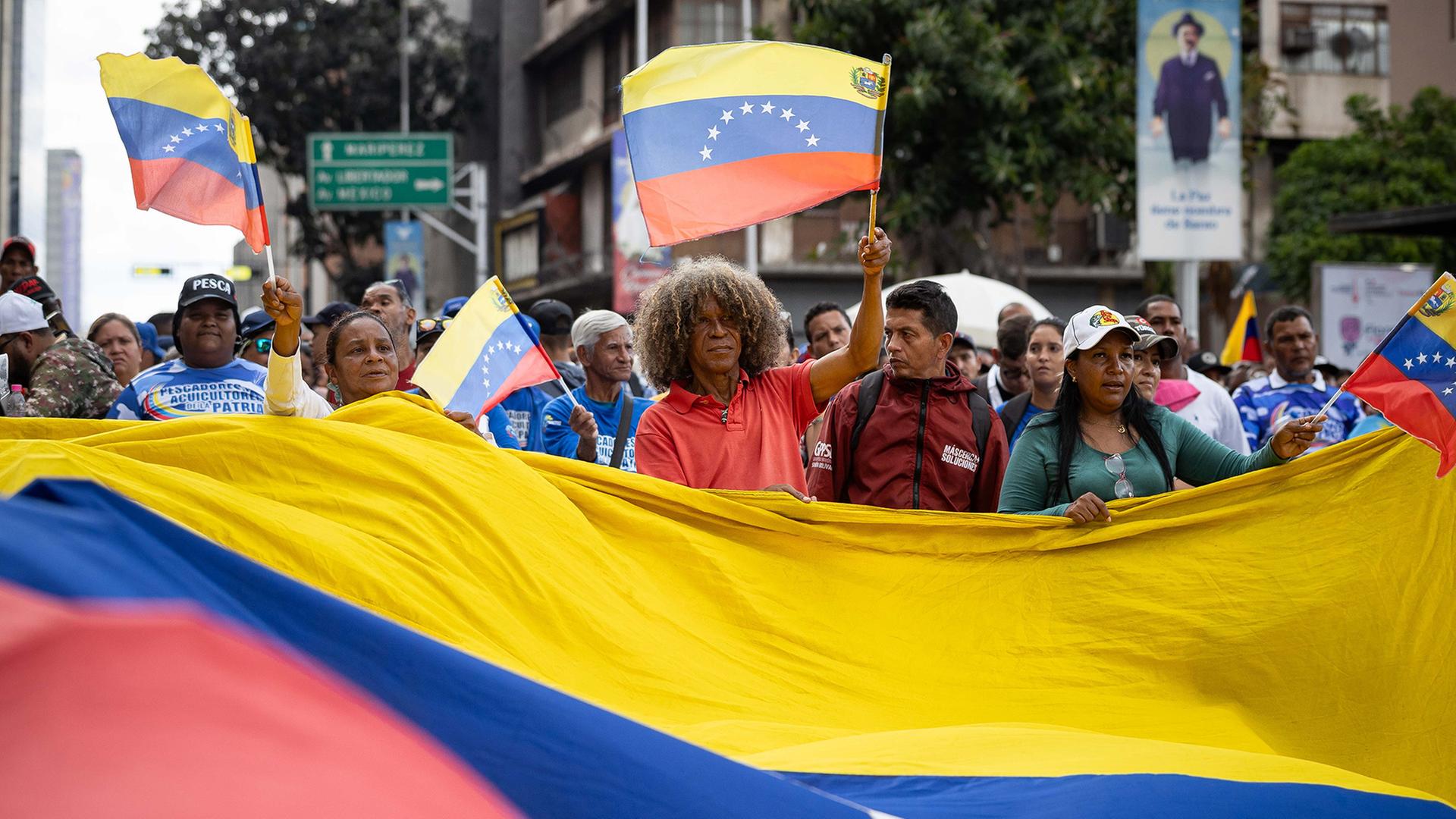 Personen mit venezolanischen Flaggen in Caracas | EPA
