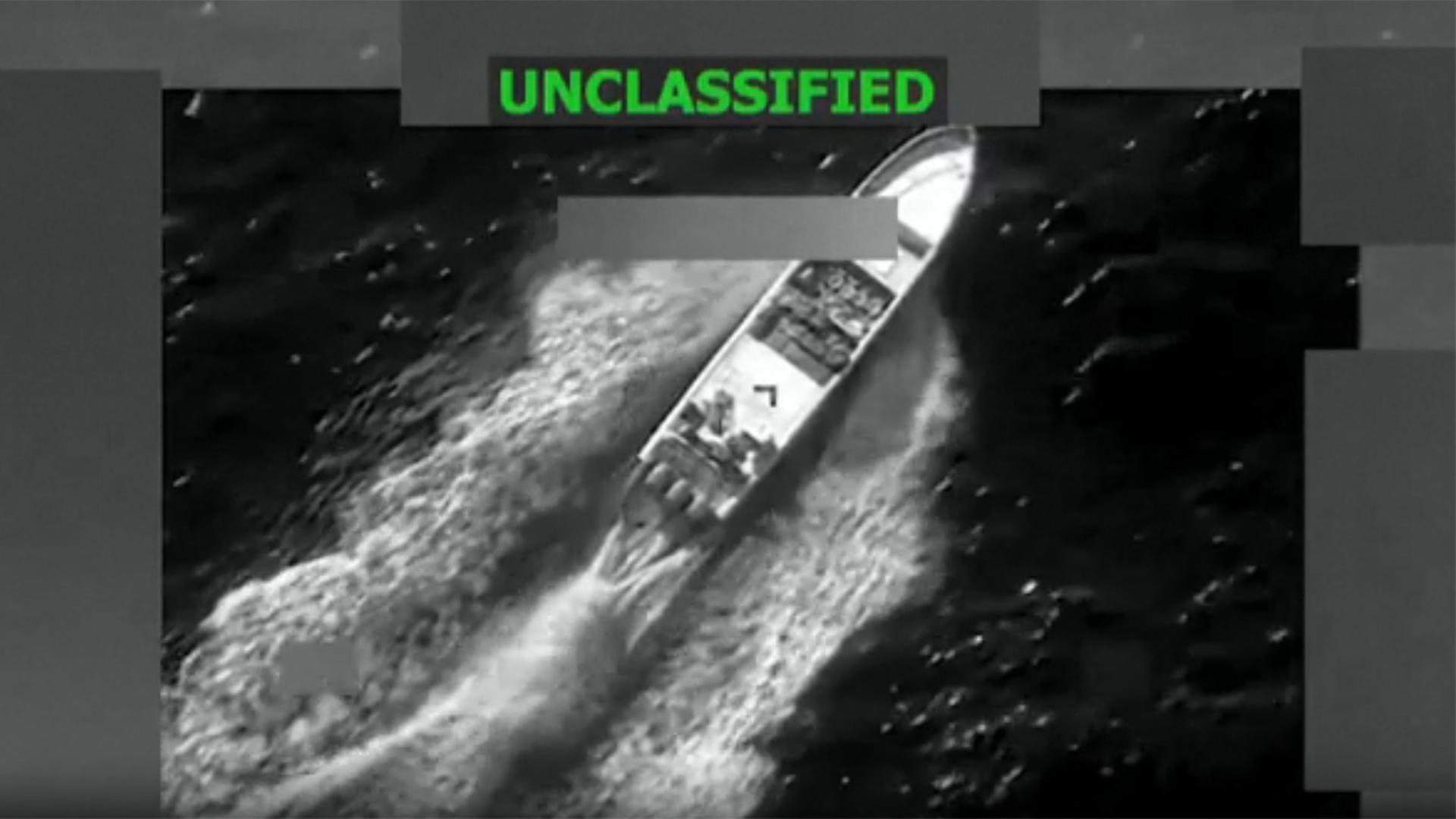 Ein vom US-Südkommando auf X veröffentlichtes Videostill zeigt ein mutmaßliches Drogenschmugglerboot im Ostpazifik.  | X / @SOUTHCOM / AFP