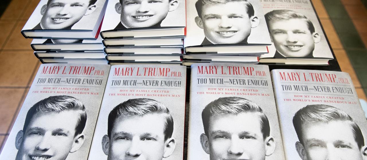 Bücher mit einem Foto des jungen Donald Trump in einem Geschäft