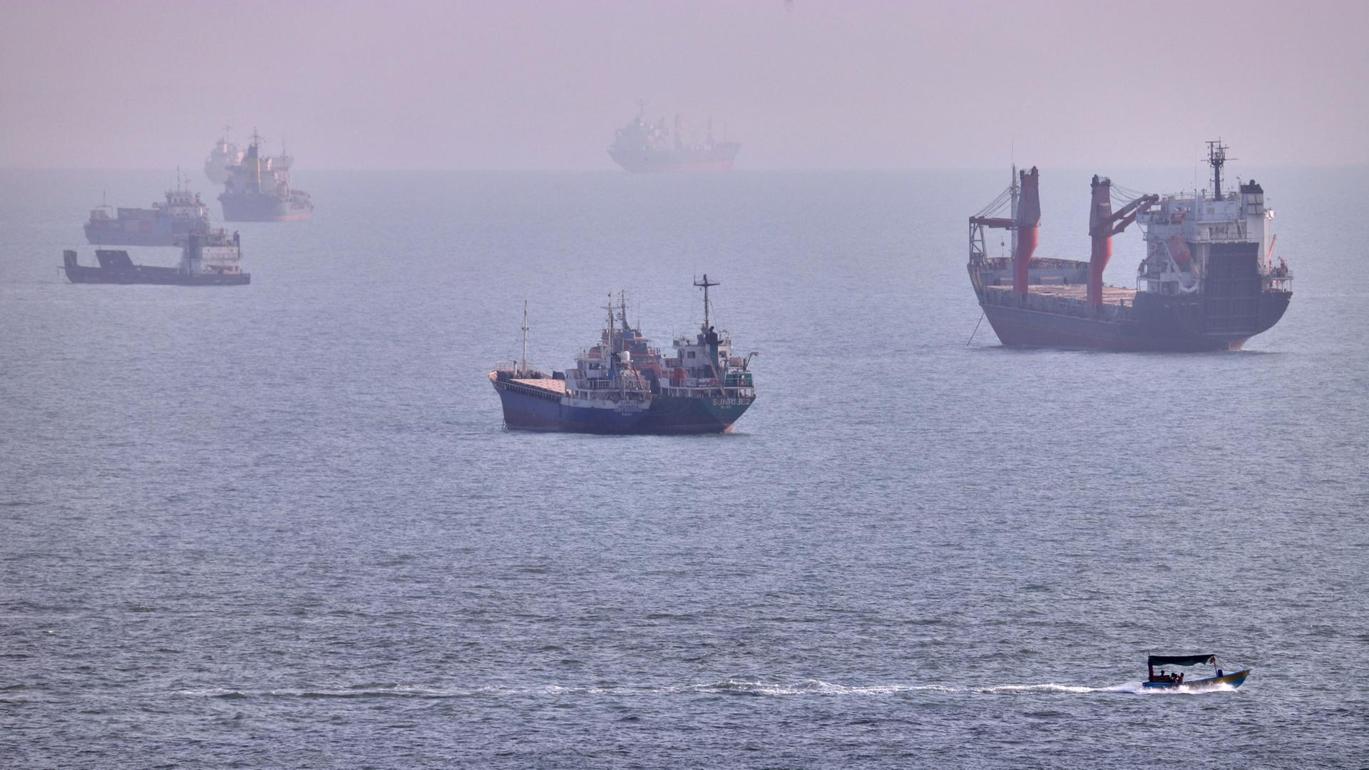 Abkommen zwischen Oman und Iran?: Was eine Einigung für die Straße von Hormus bedeuten würde