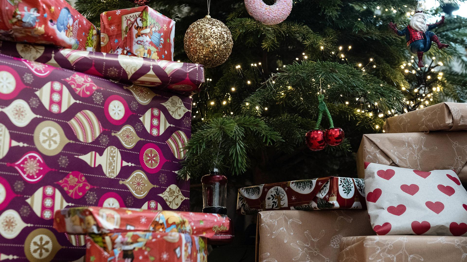 Geschenke liegen unter einem Weihnachtsbaum. | picture alliance/dpa