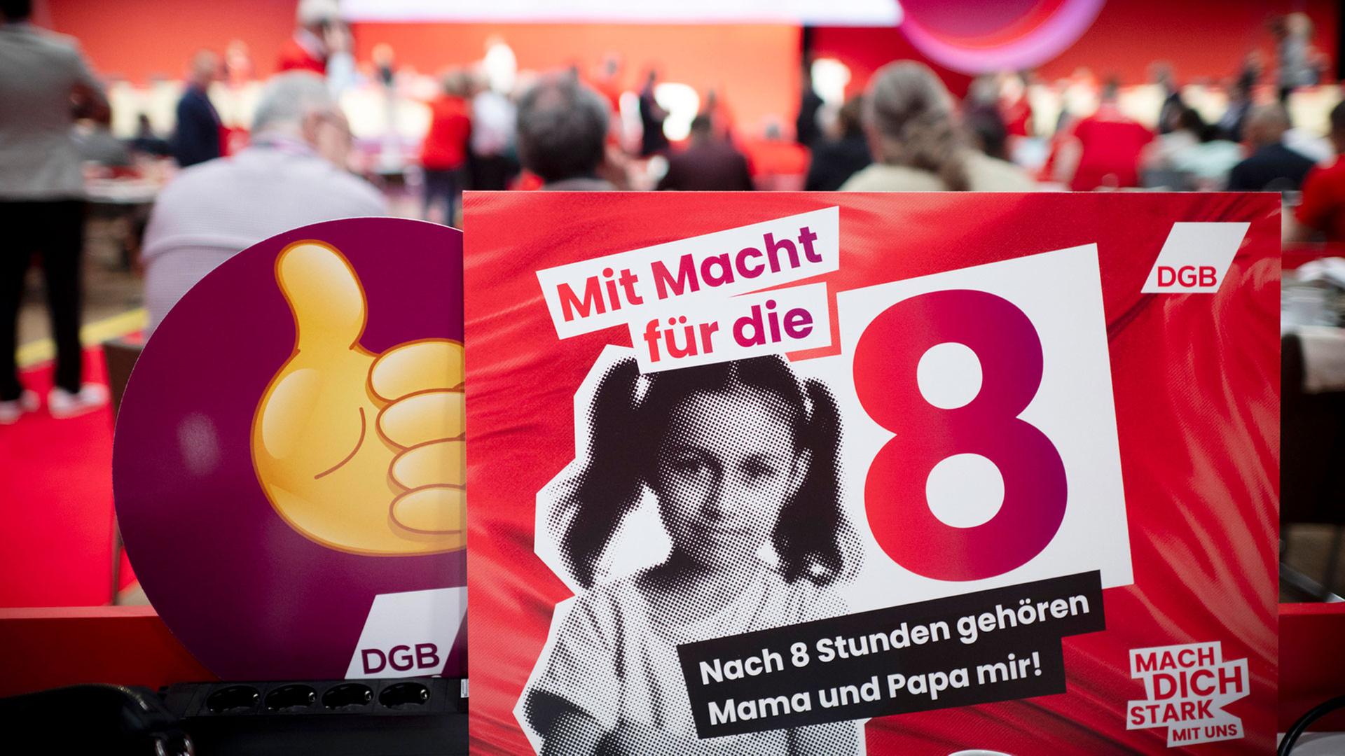 Ein Plakat des DGB zum 8-Stunden-Tag | picture alliance / Ipon