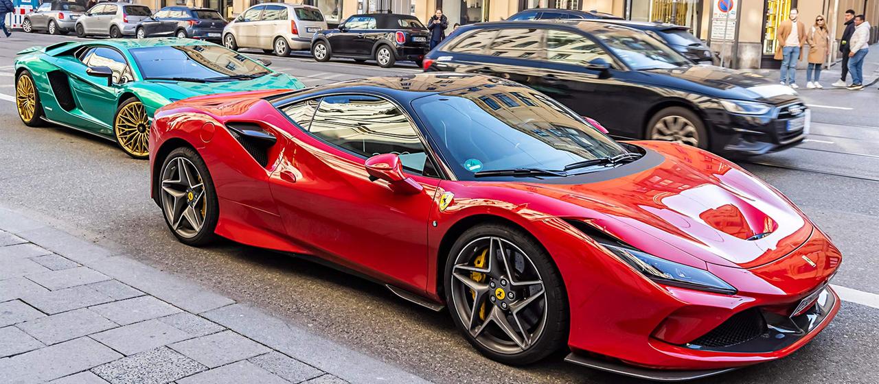 Luxusautos vor einem Münchener Nobelhotel.