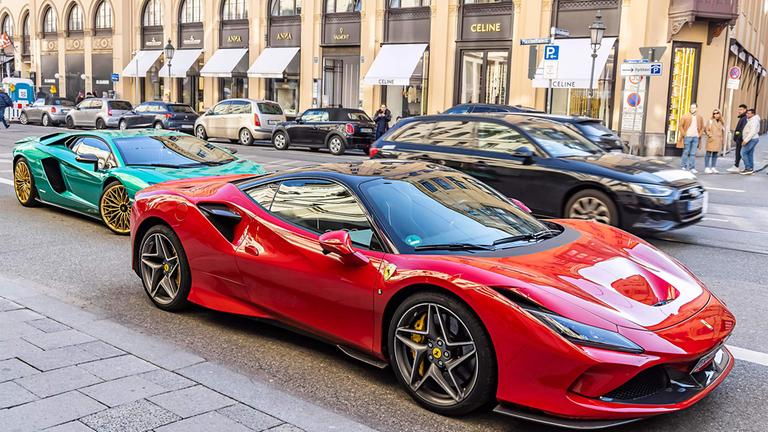 Luxusautos vor einem Münchener Nobelhotel.