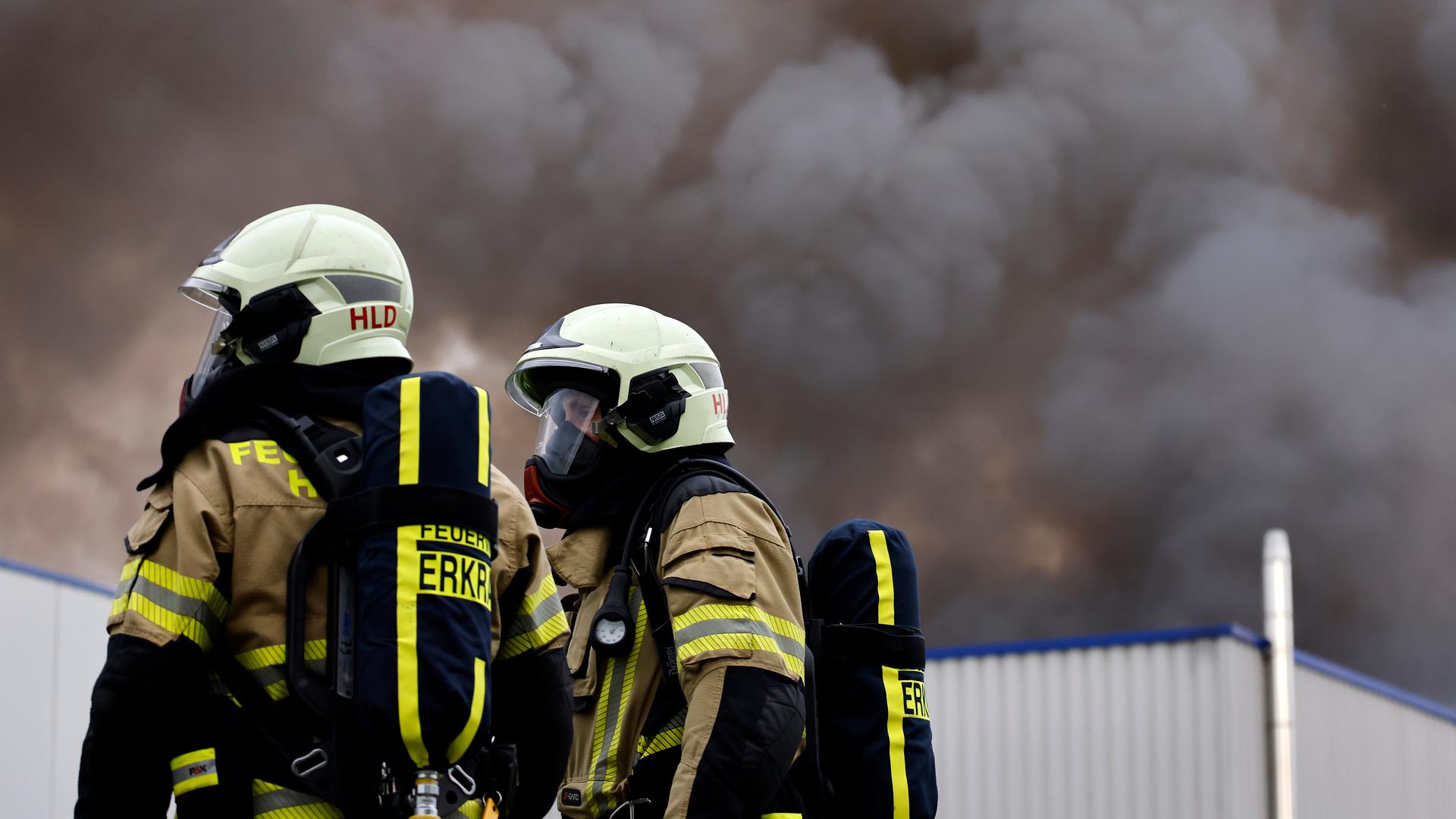 Außenflächen von Kitas und Schulen nach Großbrand in NRW gesperrt