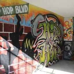 Graffiti ziert eine Wand in der 1520 Sedgwick Avenue im New Yorker Stadtteil Bronx