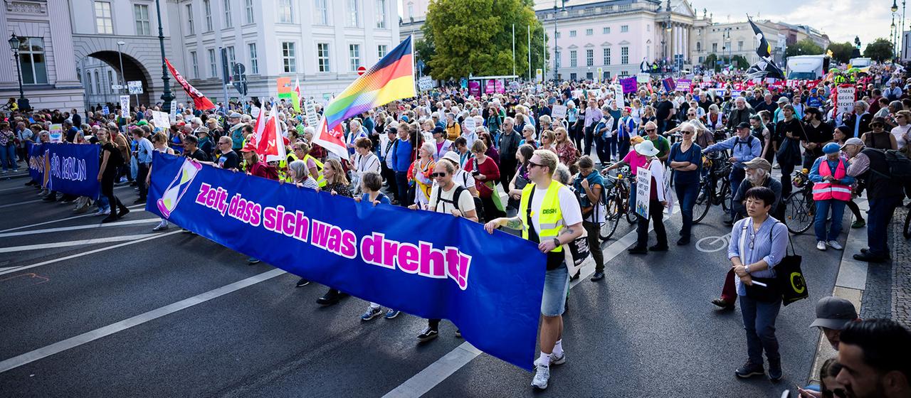 Der Zug einer Demonstration für gesellschaftlichen Zusammenhalt zieht durch die Straße Unter den Linden.