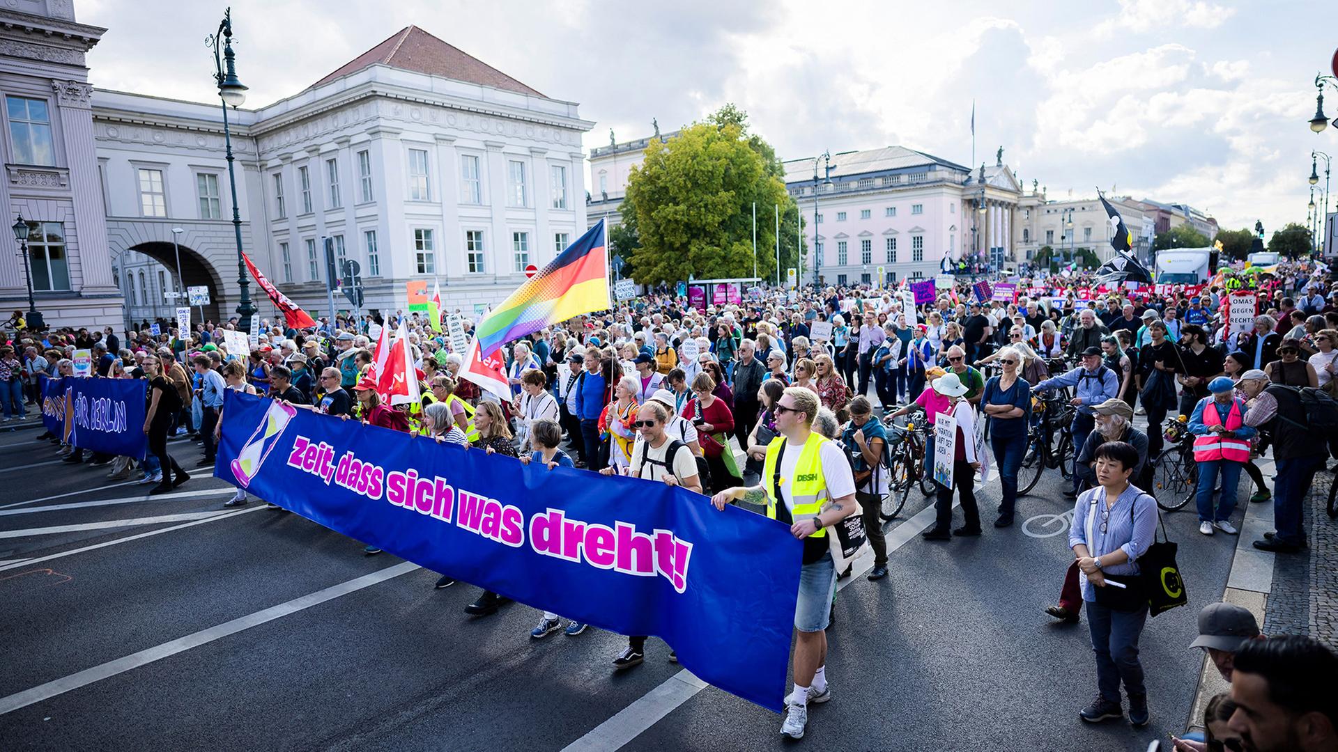 Der Zug einer Demonstration für gesellschaftlichen Zusammenhalt zieht durch die Straße Unter den Linden. | Christoph Soeder/dpa