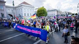 Der Zug einer Demonstration für gesellschaftlichen Zusammenhalt zieht durch die Straße Unter den Linden.