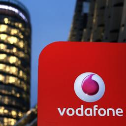 Vodafone-Firmenschild mit Logo vor  der Konzernzentrale von Deutschland in Düsseldorf.