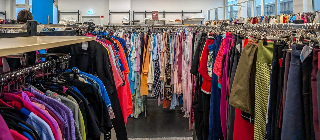 Blick in einen Laden mit Secondhand-Kleidung.