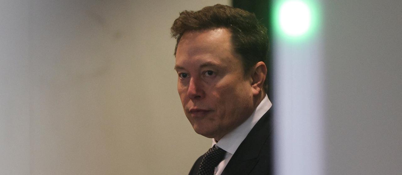 Elon Musk verlässt einen Gerichtssaal im kalifornischen Oakland (Archivbild vom 29. April 2026).