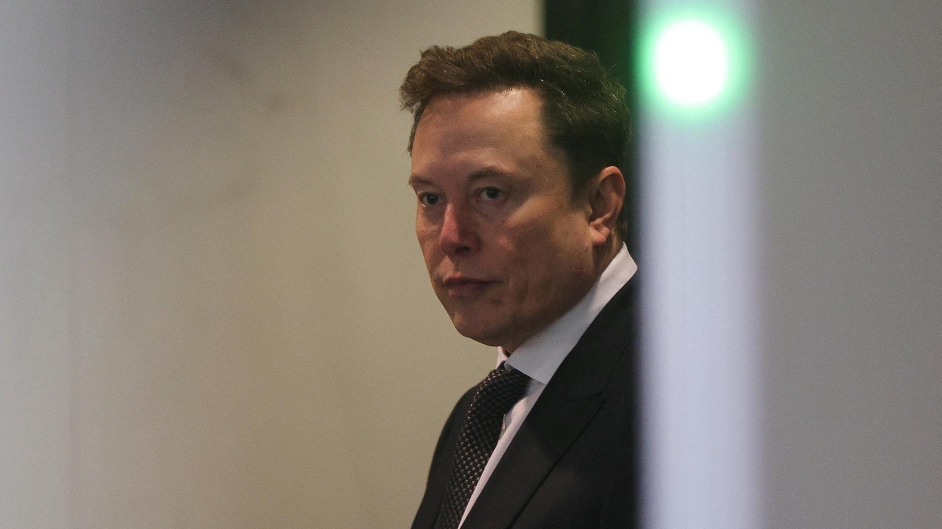 Elon Musk verlässt einen Gerichtssaal im kalifornischen Oakland (Archivbild vom 29. April 2026). | REUTERS