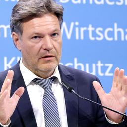 Robert Habeck spricht in ein Mikrofon.