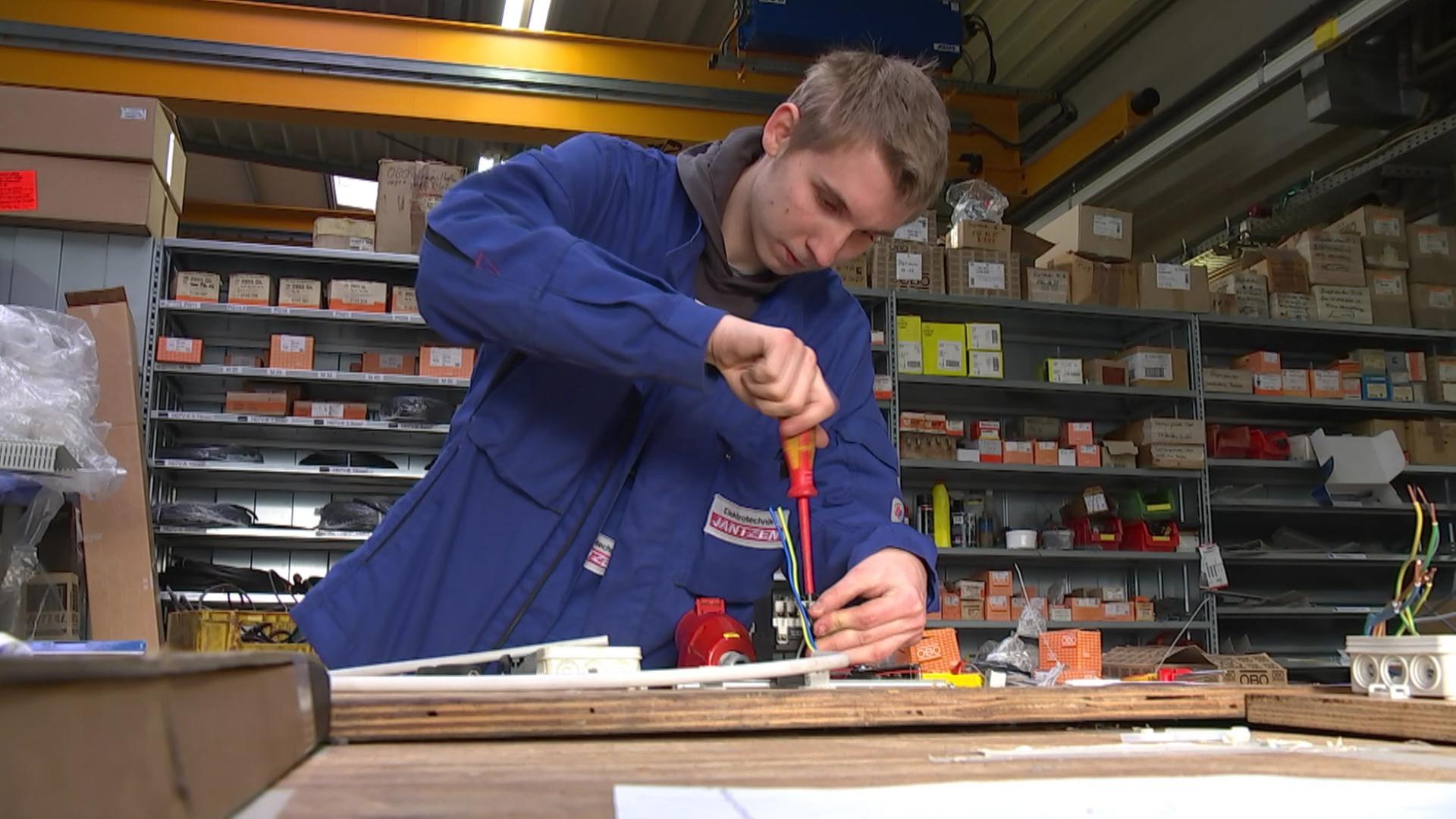 Ein Auszubildender Elektroniker bei der Arbeit. | Radio Bremen