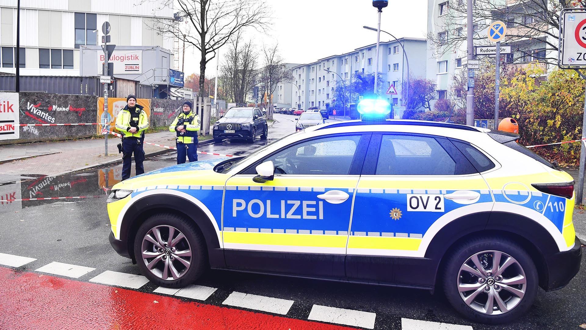 11.11.2025, Berlin: Ein Polizeifahrzeug steht in Berlin-Buckow im Bezirk Neukölln an der Zufahrt zum dortigen Krankenhaus.(Quelle:dpa/P.Zinken) | dpa/P.Zinken