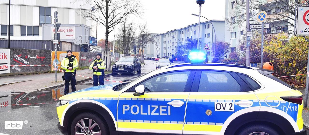 11.11.2025, Berlin: Ein Polizeifahrzeug steht in Berlin-Buckow im Bezirk Neukölln an der Zufahrt zum dortigen Krankenhaus.(Quelle:dpa/P.Zinken)