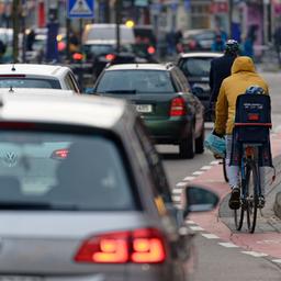 Autos fahren durch Köln.