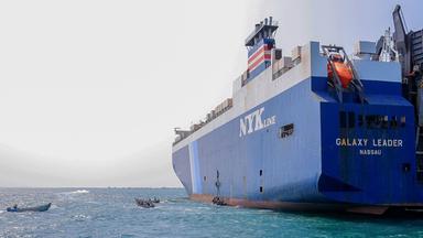 Das von Huthi-Rebellen gekaperte Schiff "Galaxy Leader" in einem Hafen am Roten Meer in der jemenitischen Provinz Hodeida.